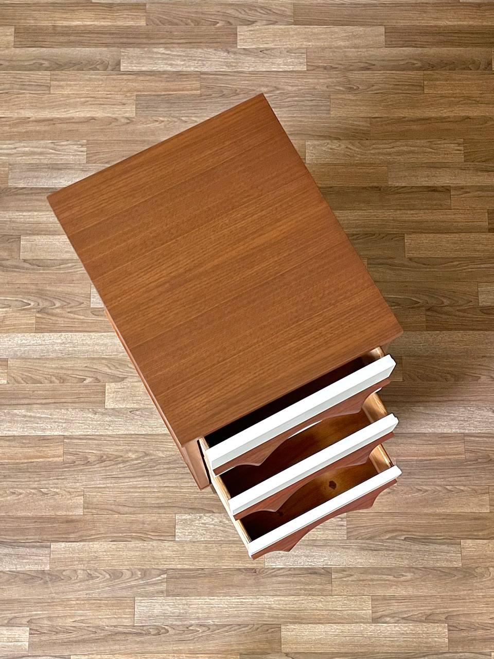 Metà XX secolo Appena rifinito - Comodino Mid-Century bicolore laccato e in noce in vendita