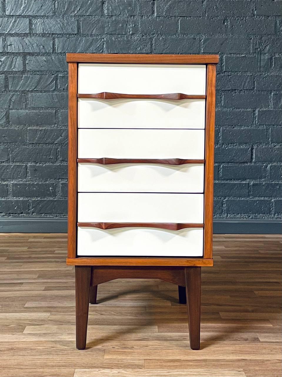 Noce Appena rifinito - Comodino Mid-Century bicolore laccato e in noce in vendita