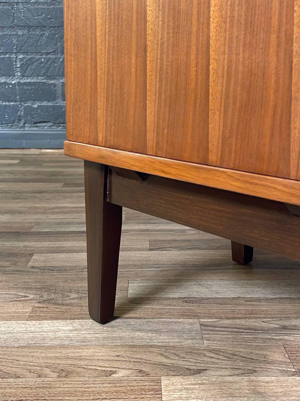 Appena rifinito - Comodino Mid-Century bicolore laccato e in noce in vendita 1