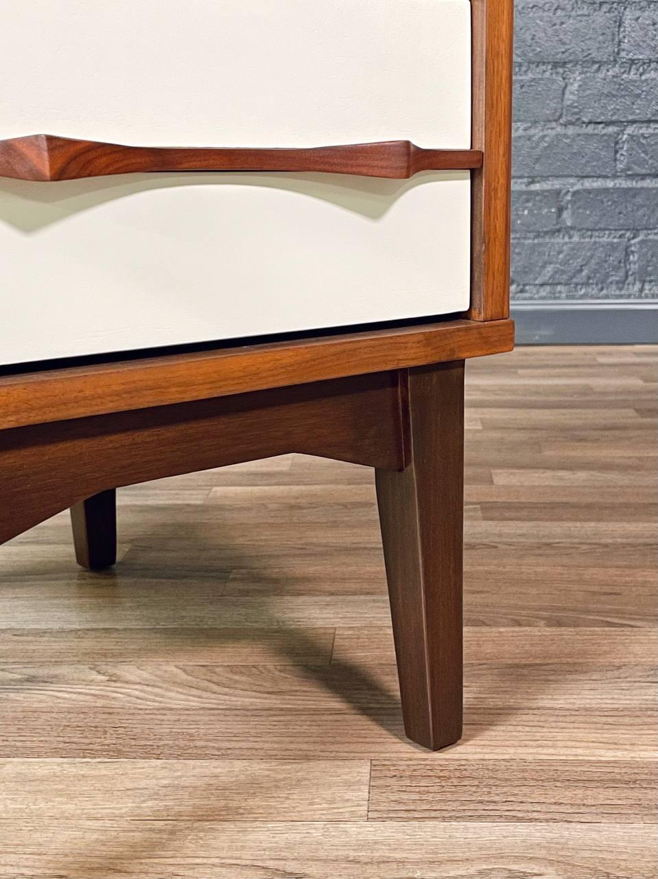 Appena rifinito - Comodino Mid-Century bicolore laccato e in noce in vendita 2