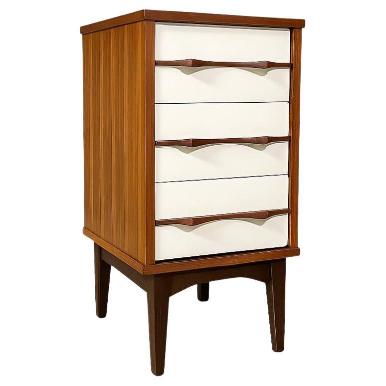 Nouvellement repeinte - Table de chevet bicolore laquée et en noyer du milieu du siècle dernier