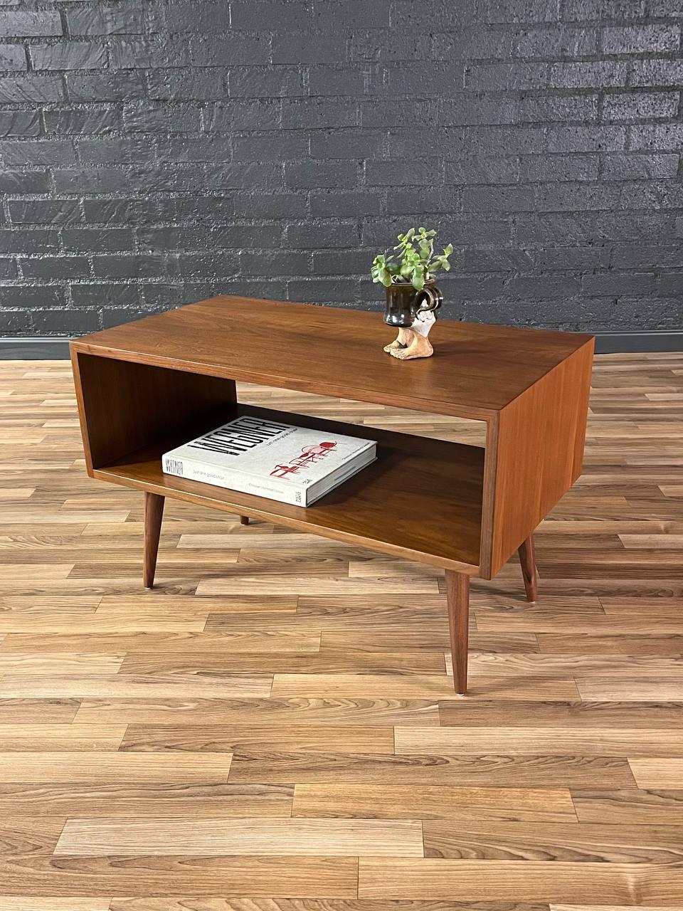Mid-Century moderno Recentemente rinnovato - Credenza/libreria in noce di Milo Baughman per Glenn of California in vendita