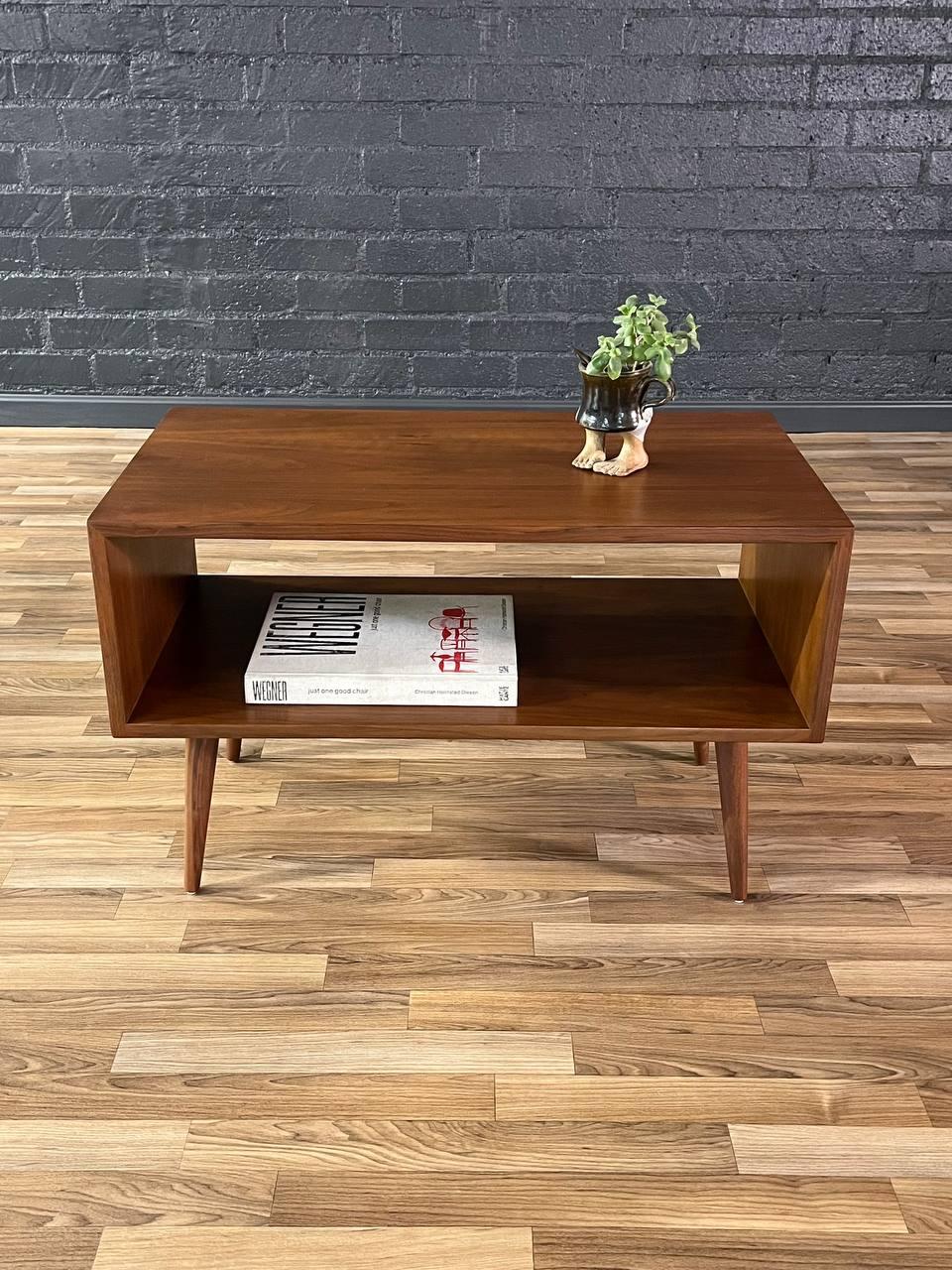 Americano Recentemente rinnovato - Credenza/libreria in noce di Milo Baughman per Glenn of California in vendita
