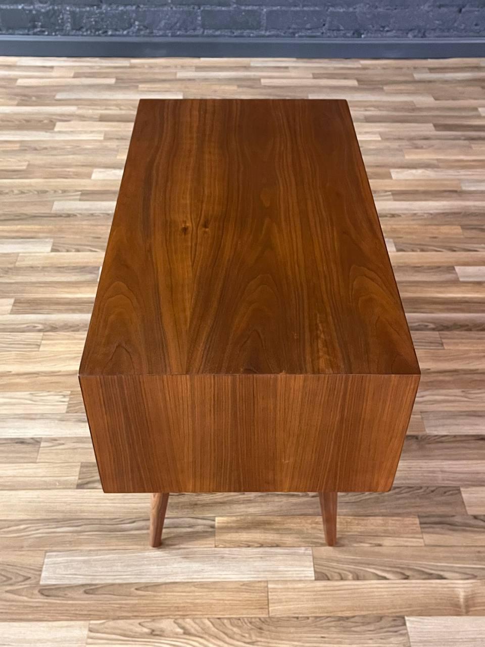 Metà XX secolo Recentemente rinnovato - Credenza/libreria in noce di Milo Baughman per Glenn of California in vendita