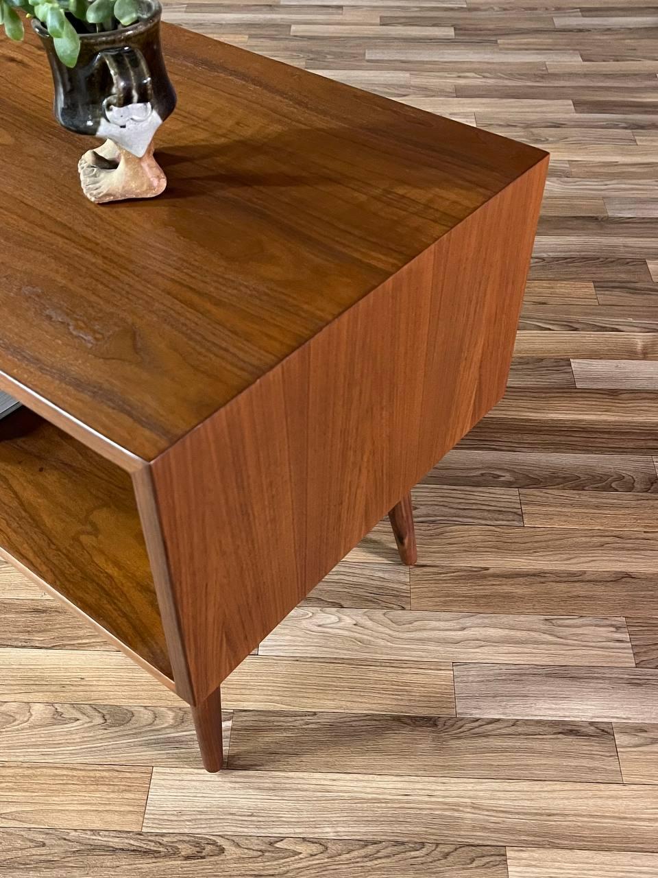 Noce Recentemente rinnovato - Credenza/libreria in noce di Milo Baughman per Glenn of California in vendita