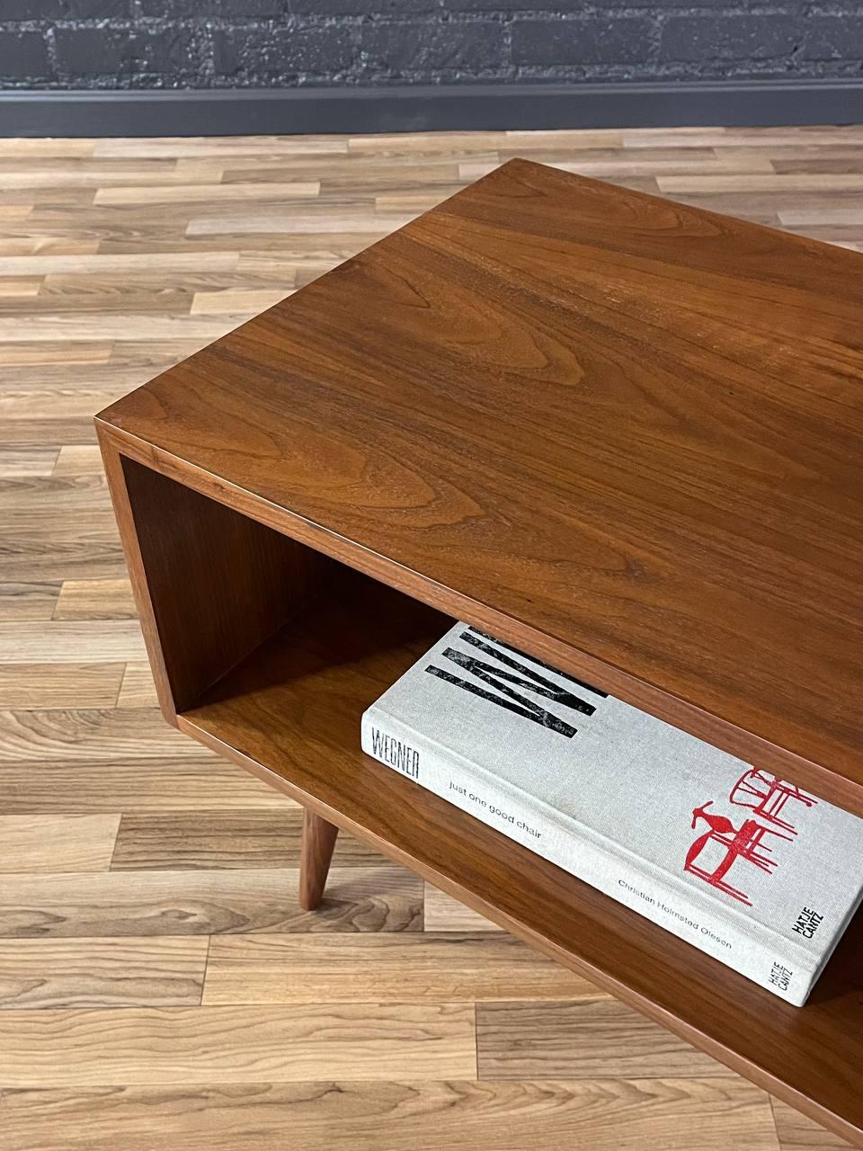 Recentemente rinnovato - Credenza/libreria in noce di Milo Baughman per Glenn of California in vendita 1