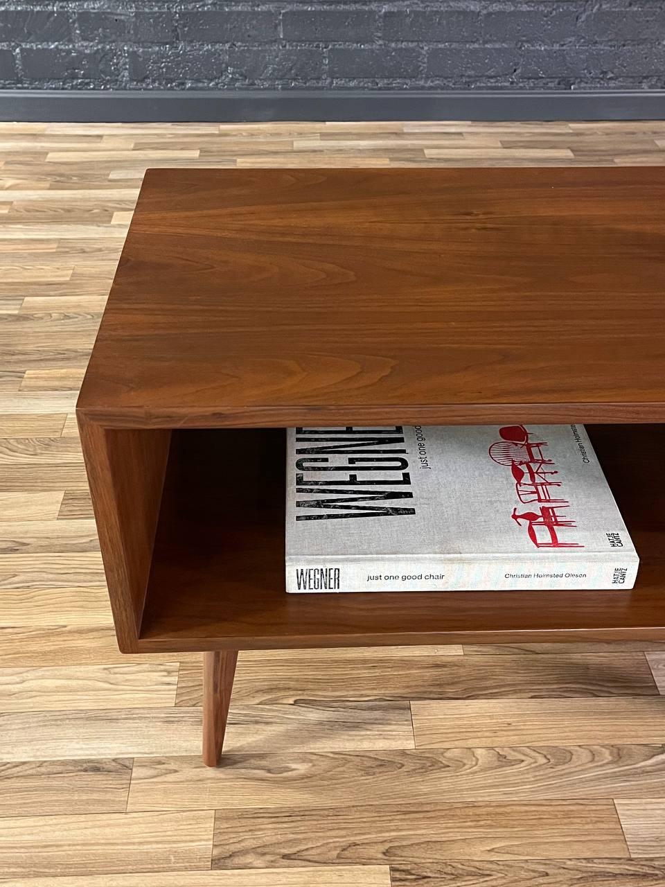 Recentemente rinnovato - Credenza/libreria in noce di Milo Baughman per Glenn of California in vendita 2