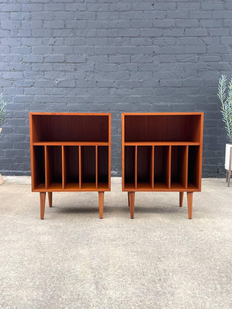 Newly Refinished - Pair of Danish Modern Teak Mini Adjustable Bookshelves In Excellent Condition For Sale In Los Angeles, CA