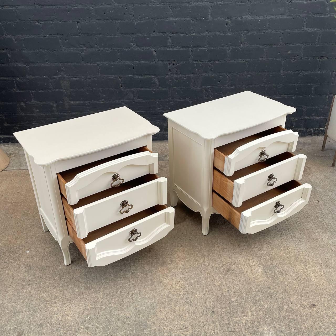 Newly Refinished - Pair of French Provincial Style Cream Painted Night Stands In Excellent Condition For Sale In Los Angeles, CA