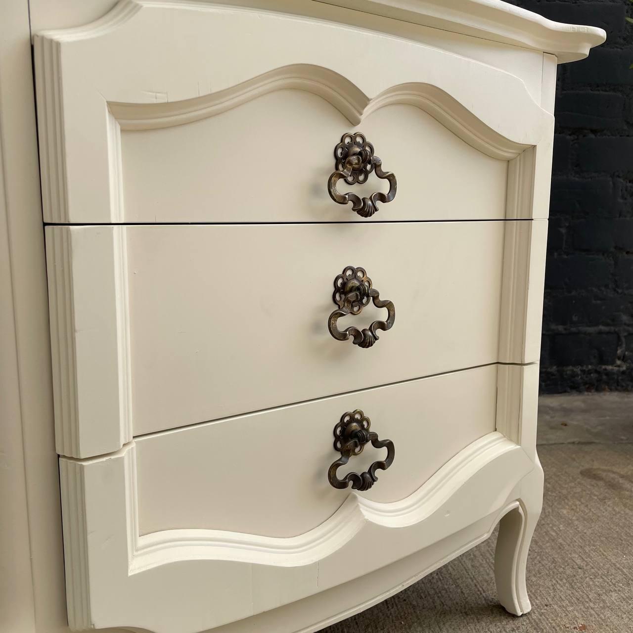 Wood Newly Refinished - Pair of French Provincial Style Cream Painted Night Stands For Sale