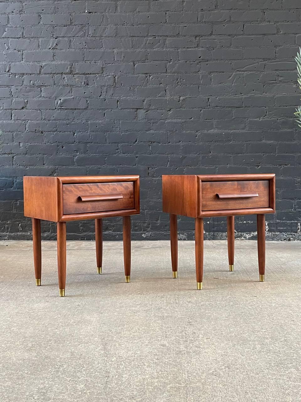 Mid-Century Modern Newly Refinished - Pair of Mid-Century California Modern Night Stands by Guild For Sale