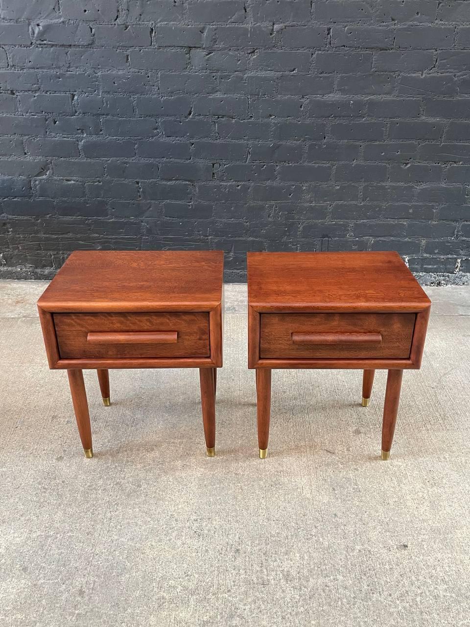 Newly Refinished - Pair of Mid-Century California Modern Night Stands by Guild In Excellent Condition For Sale In Los Angeles, CA