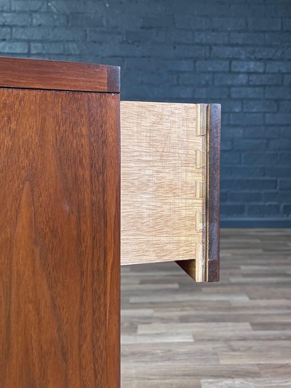 Newly Refinished - Pair of Mid-Century Modern 3-Drawer Walnut Night Stands in vendita 3