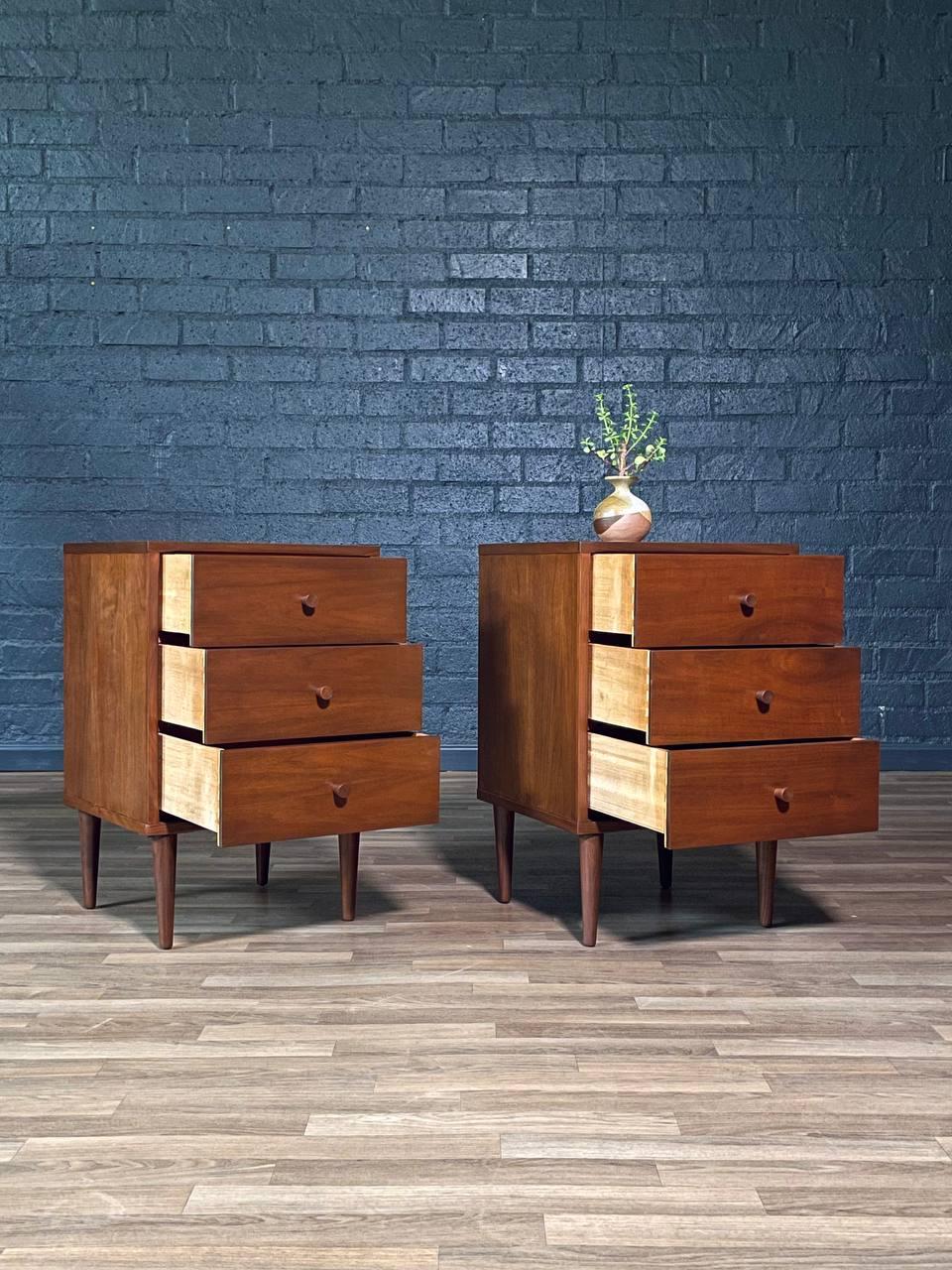 Mid-Century moderno Newly Refinished - Pair of Mid-Century Modern 3-Drawer Walnut Night Stands in vendita