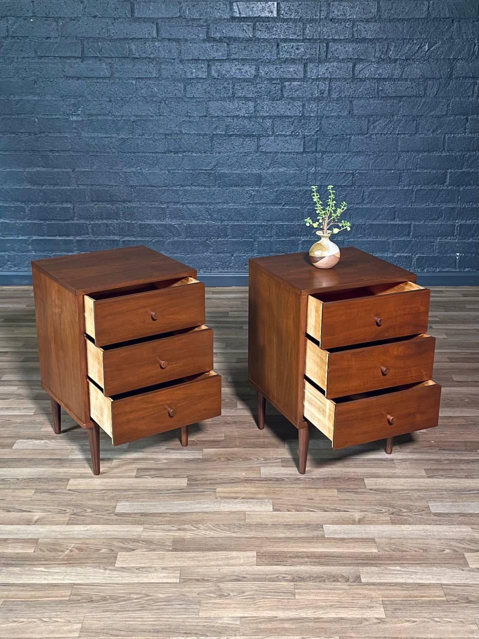 Americano Newly Refinished - Pair of Mid-Century Modern 3-Drawer Walnut Night Stands in vendita