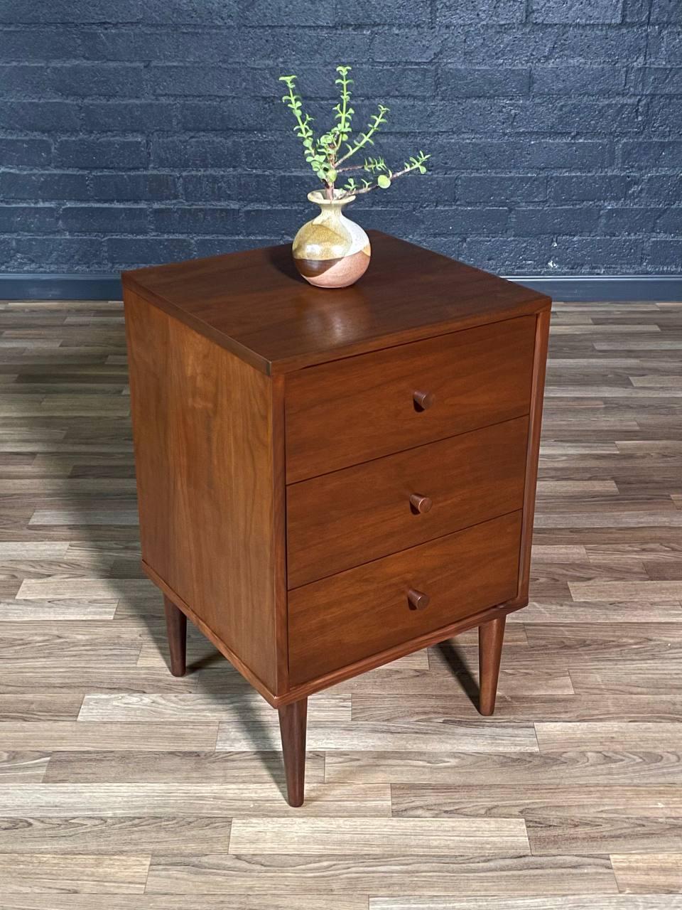 Newly Refinished - Pair of Mid-Century Modern 3-Drawer Walnut Night Stands In condizioni ottime in vendita a Los Angeles, CA