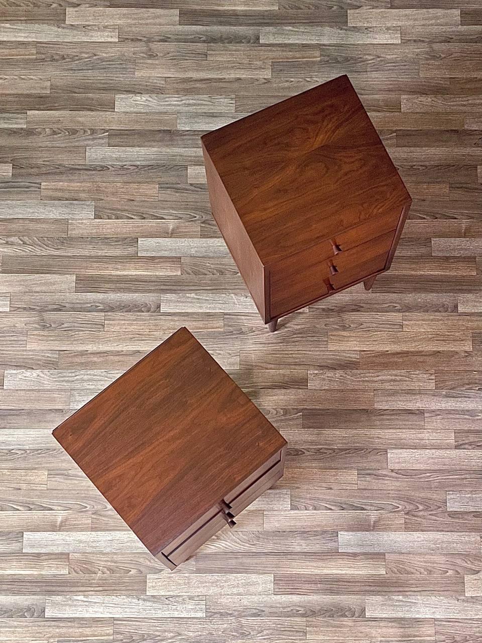 Metà XX secolo Newly Refinished - Pair of Mid-Century Modern 3-Drawer Walnut Night Stands in vendita