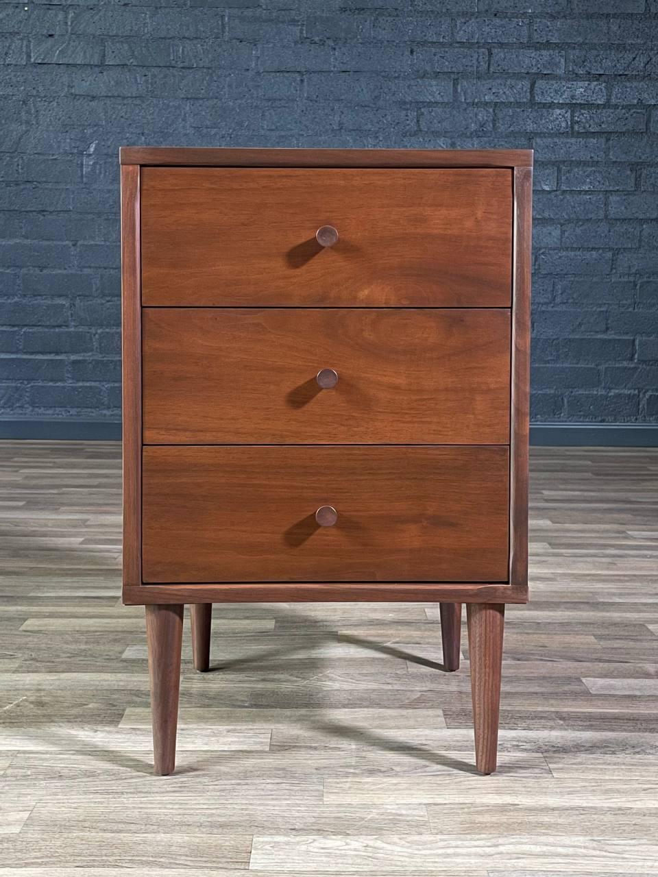 Noce Newly Refinished - Pair of Mid-Century Modern 3-Drawer Walnut Night Stands in vendita