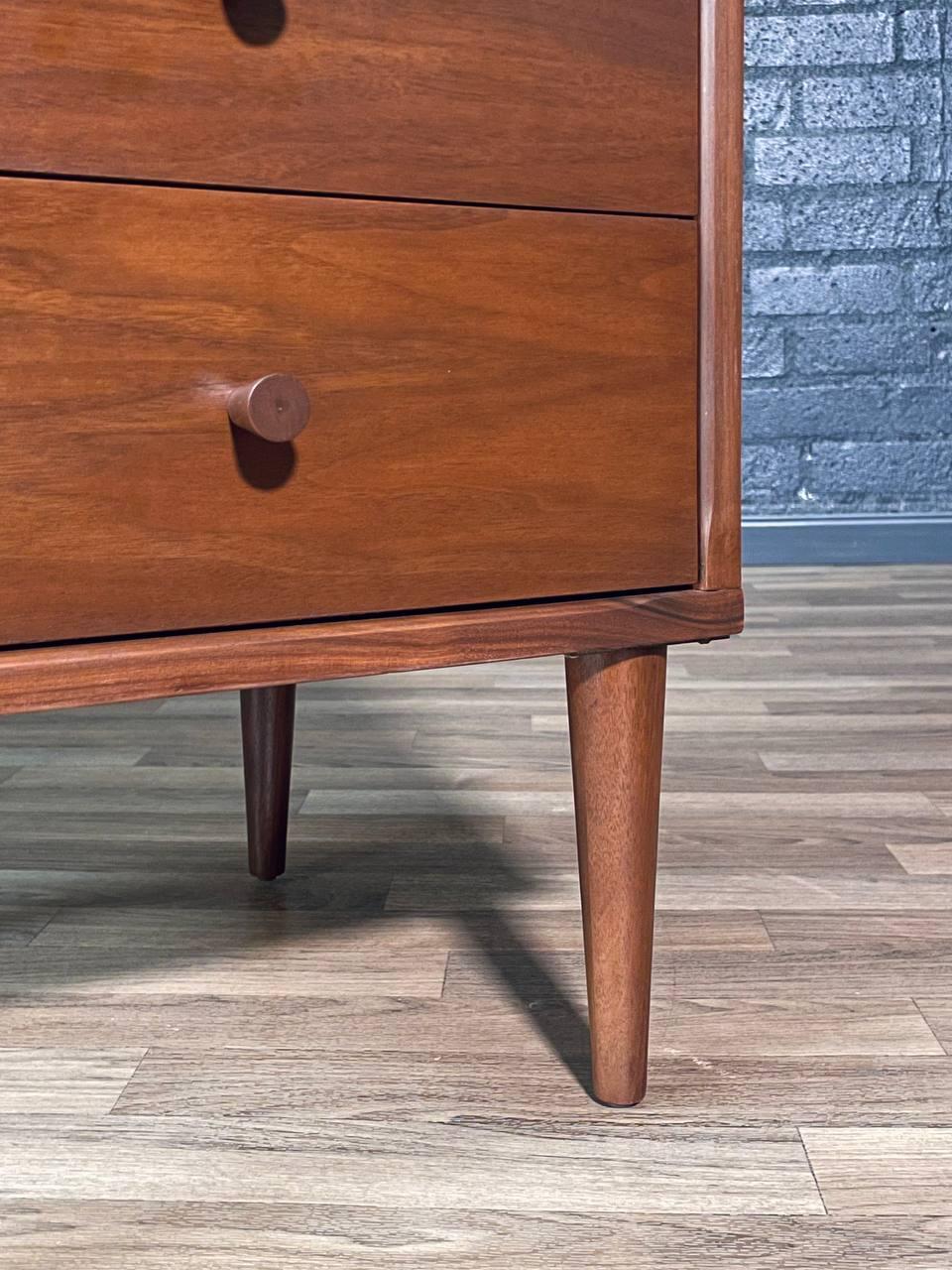 Newly Refinished - Pair of Mid-Century Modern 3-Drawer Walnut Night Stands in vendita 1