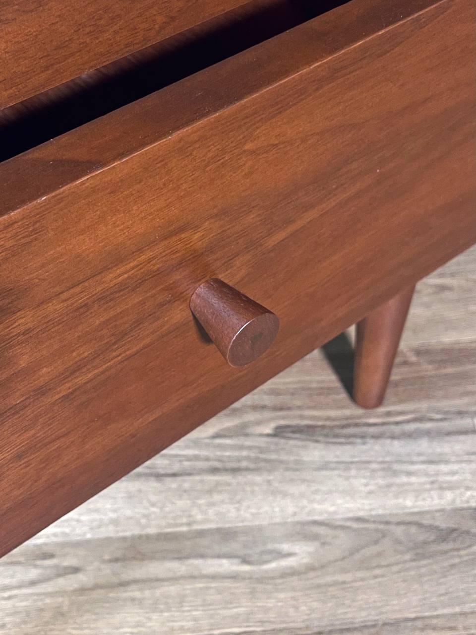 Newly Refinished - Pair of Mid-Century Modern 3-Drawer Walnut Night Stands in vendita 2
