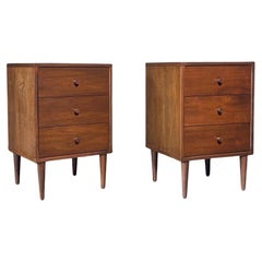 Appena rifinito - Coppia di comodini in noce a 3 cassetti in stile Mid-Century Modern