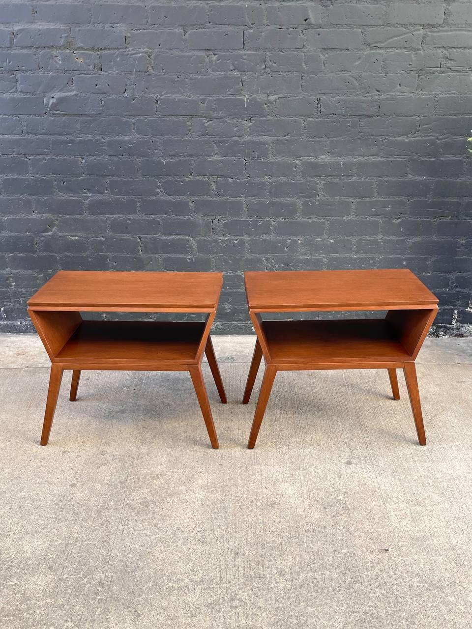 Newly Refinished - Pair of Mid-Century Modern Bookshelf Side Tables In Excellent Condition For Sale In Los Angeles, CA