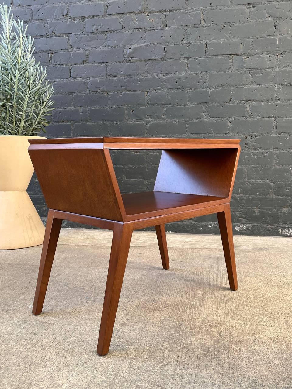Mid-20th Century Newly Refinished - Pair of Mid-Century Modern Bookshelf Side Tables For Sale