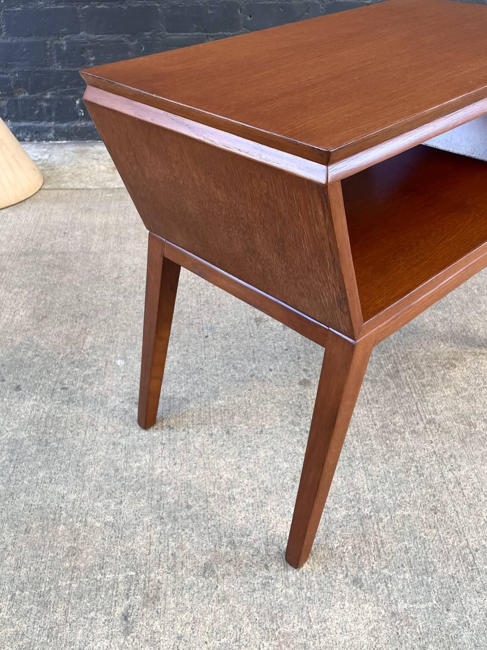 Newly Refinished - Pair of Mid-Century Modern Bookshelf Side Tables For Sale 1