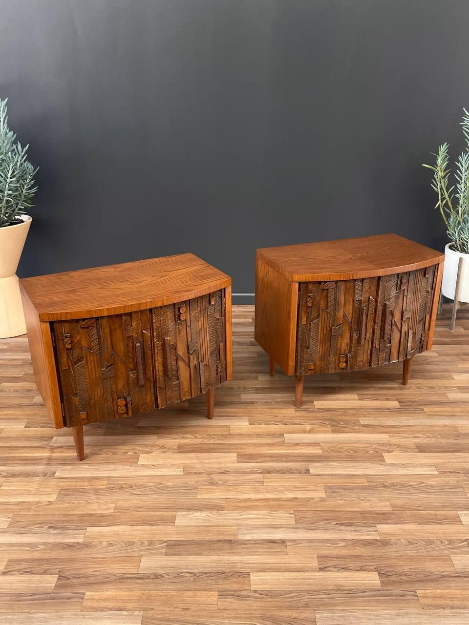 Condition: Expertly Refinished

With over 15 years of experience, our workshop has followed a careful process of restoration, showcasing our passion and creativity for vintage designs that can seamlessly be incorporated with many interior decors.