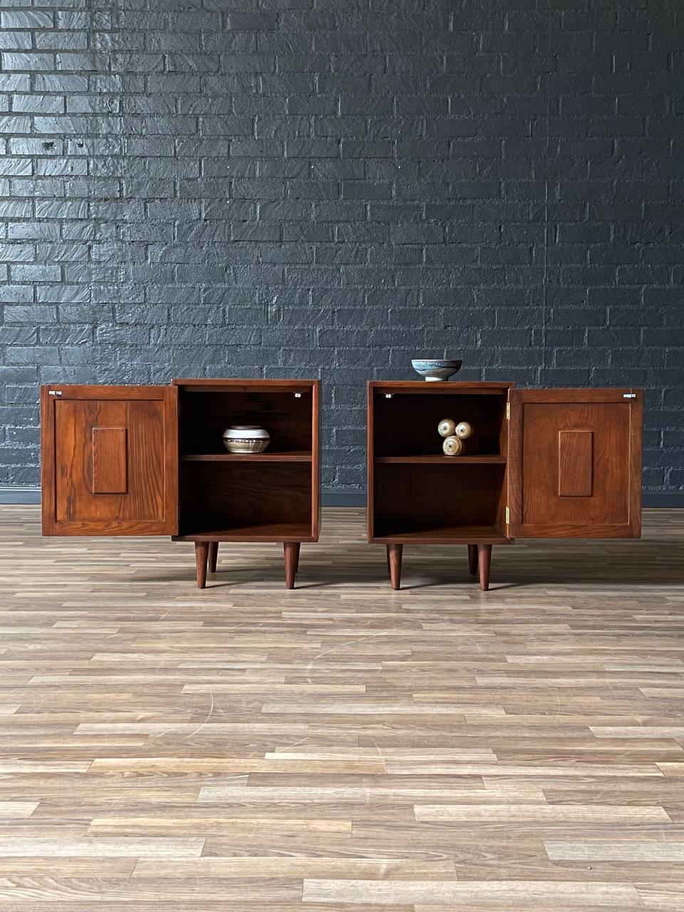 Mid-Century moderno Appena rifinito - Coppia di comodini geometrici moderni di metà secolo in vendita