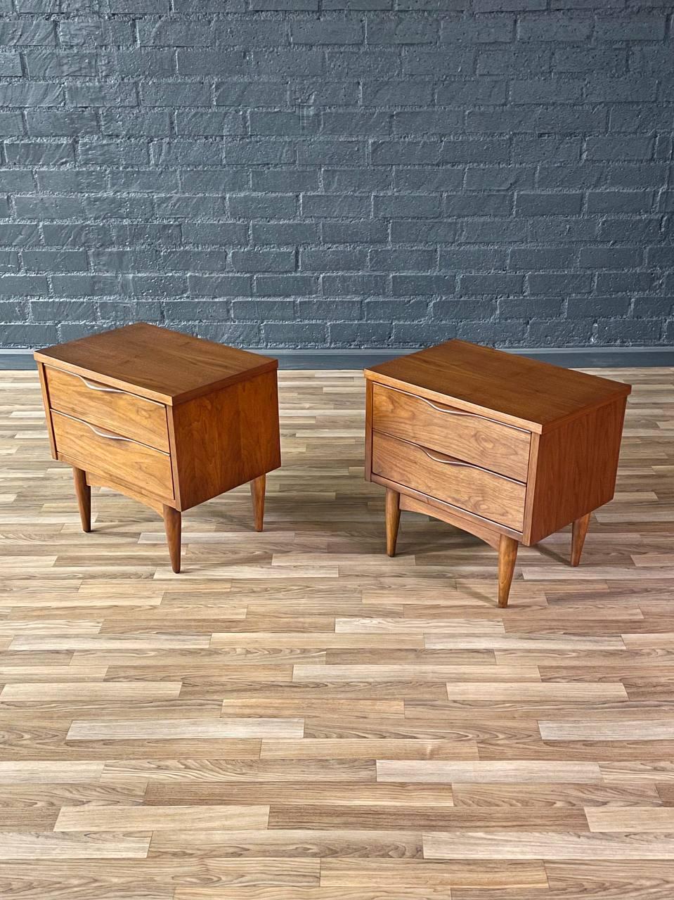 Zustand: Fachmännisch nachbearbeitet 

Designer: Ward Furniture Co. 
Hersteller: Ward Furniture Co.

Mit mehr als 15 Jahren Erfahrung hat unsere Werkstatt einen sorgfältigen Restaurierungsprozess durchlaufen und unsere Leidenschaft und Kreativität