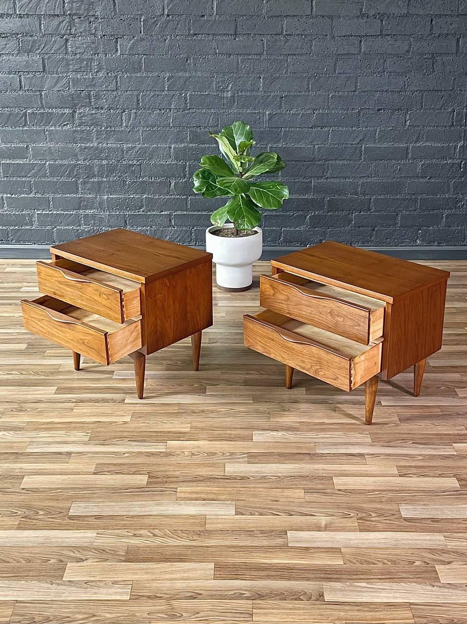 Neu lackiert – Paar moderne Nachttische aus der Mitte des Jahrhunderts von Ward Furniture, Paar (Moderne der Mitte des Jahrhunderts)