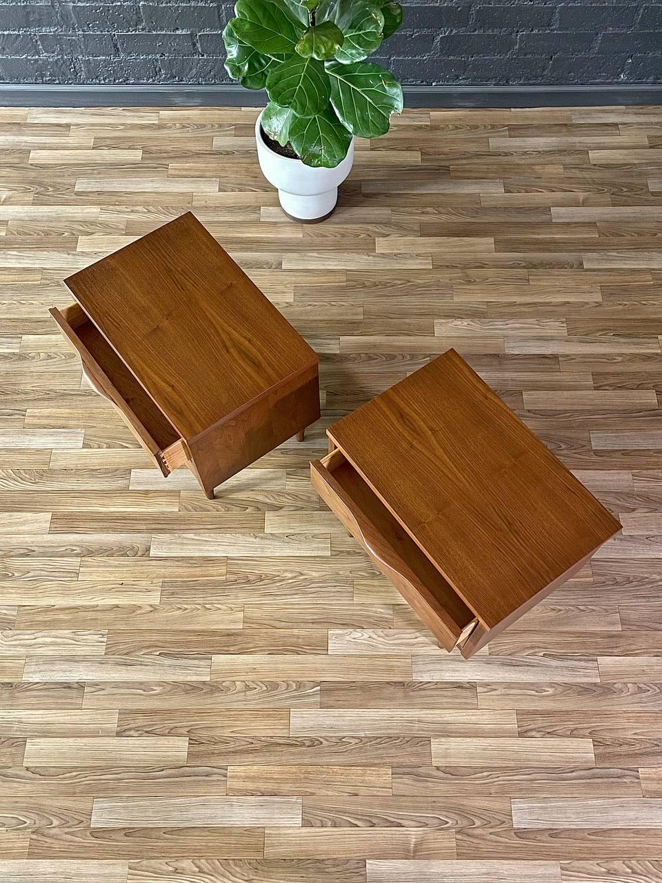 Neu lackiert – Paar moderne Nachttische aus der Mitte des Jahrhunderts von Ward Furniture, Paar (amerikanisch)