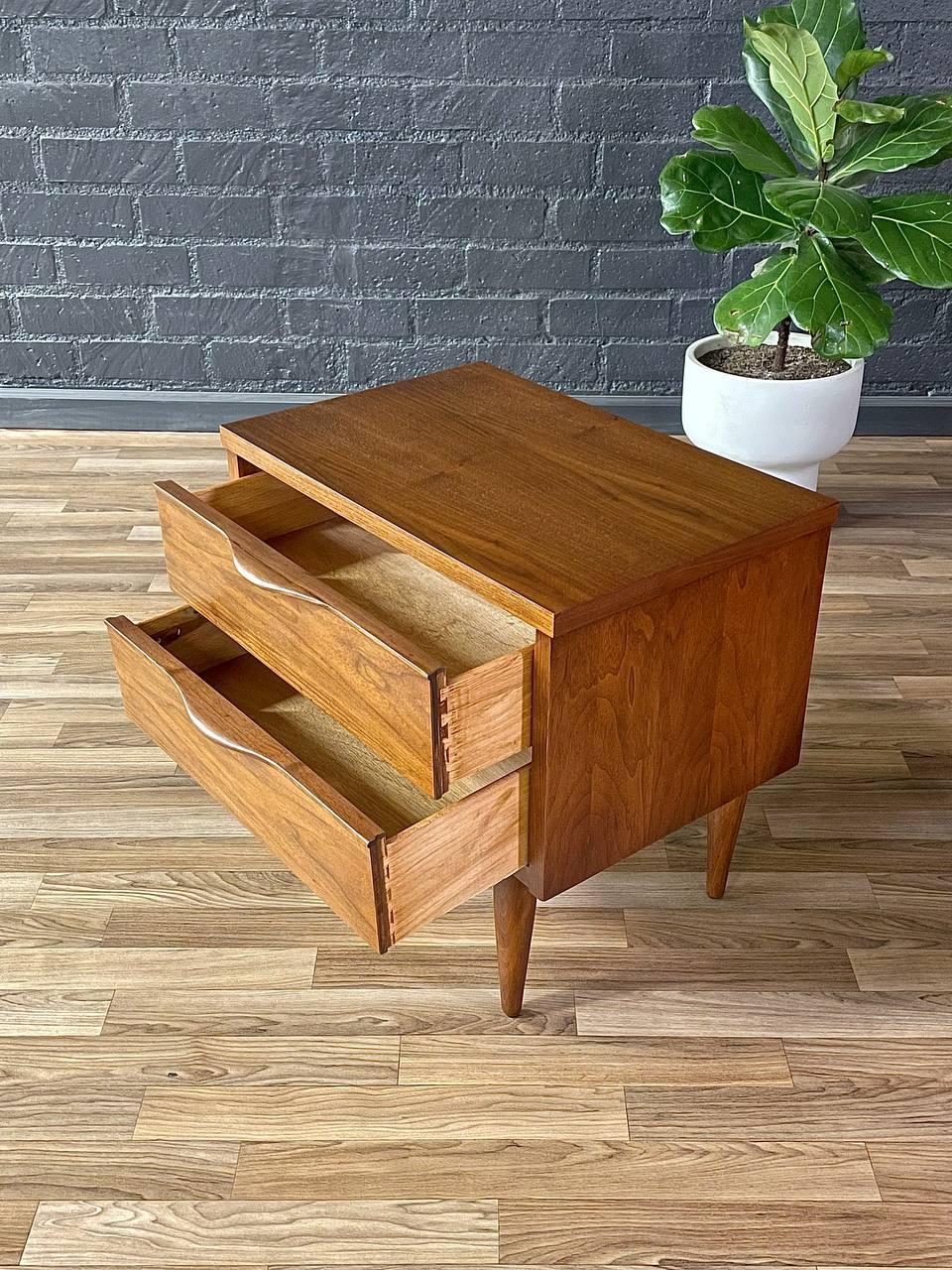Neu lackiert – Paar moderne Nachttische aus der Mitte des Jahrhunderts von Ward Furniture, Paar im Zustand „Gut“ in Los Angeles, CA