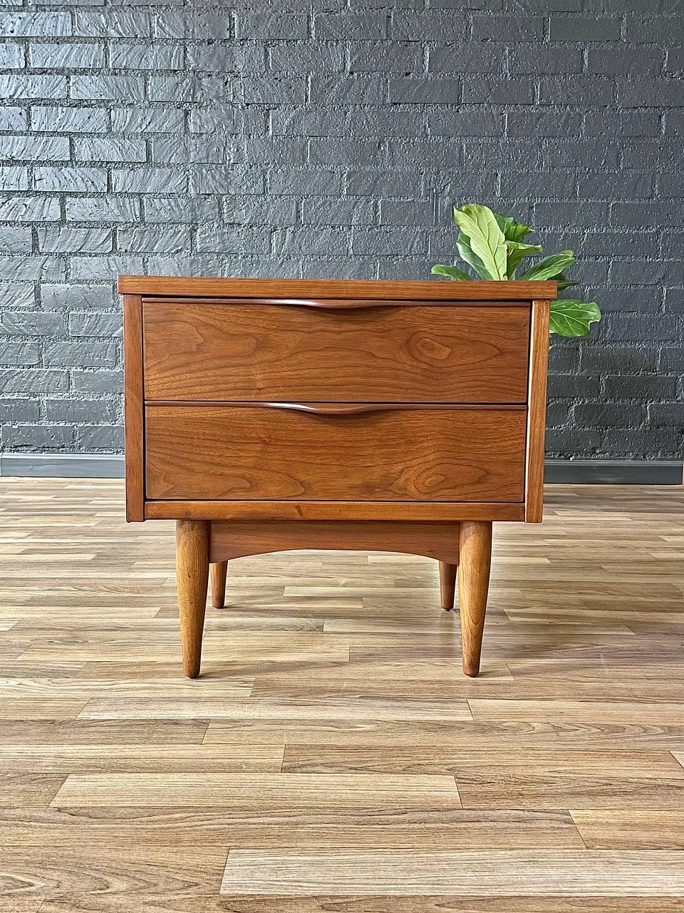 Neu lackiert – Paar moderne Nachttische aus der Mitte des Jahrhunderts von Ward Furniture, Paar (Mitte des 20. Jahrhunderts)
