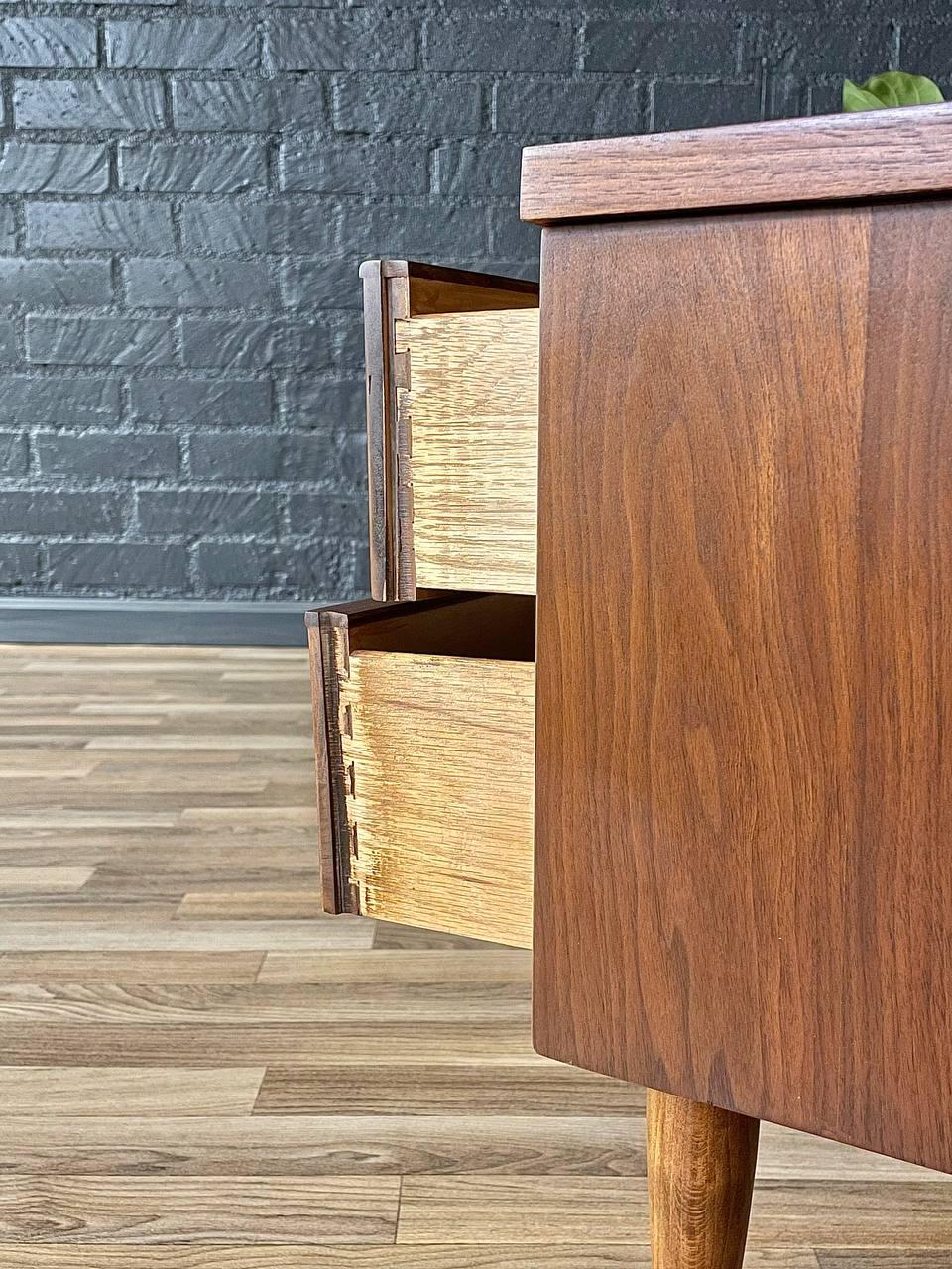 Neu lackiert – Paar moderne Nachttische aus der Mitte des Jahrhunderts von Ward Furniture, Paar (Walnuss)