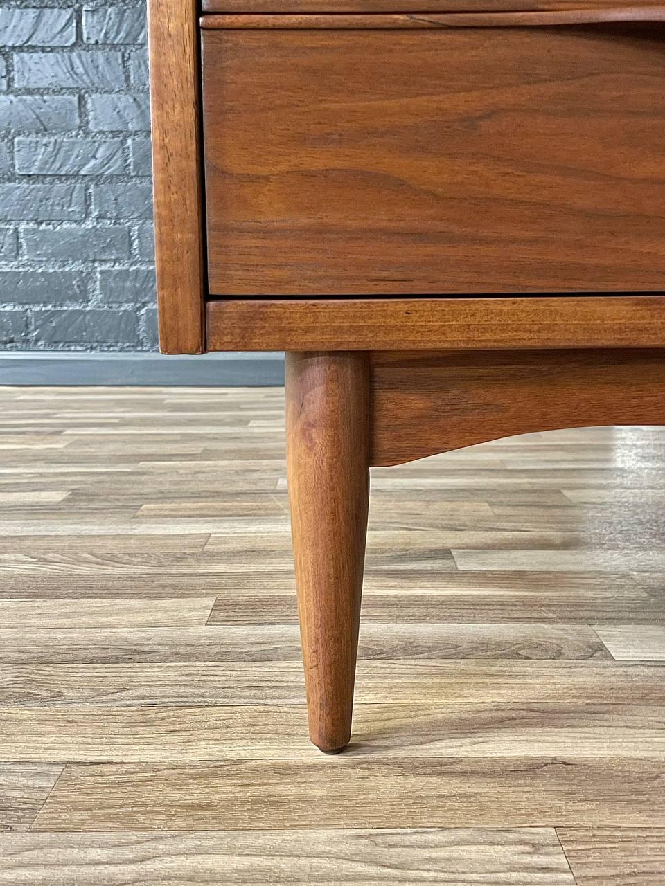 Neu lackiert – Paar moderne Nachttische aus der Mitte des Jahrhunderts von Ward Furniture, Paar 2