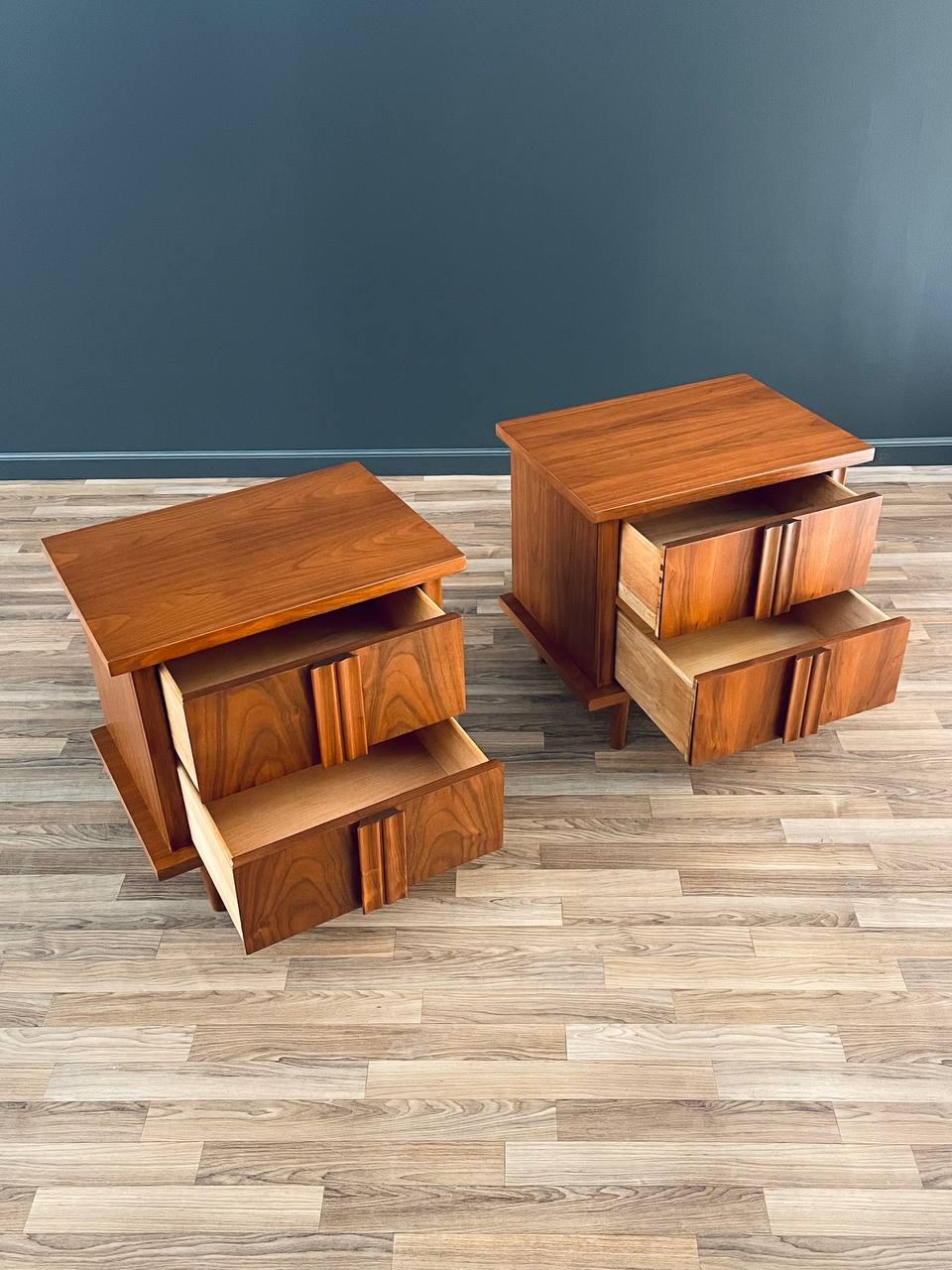 Newly Refinished - Pair of Mid-Century Modern Night Stands  In Excellent Condition In Los Angeles, CA