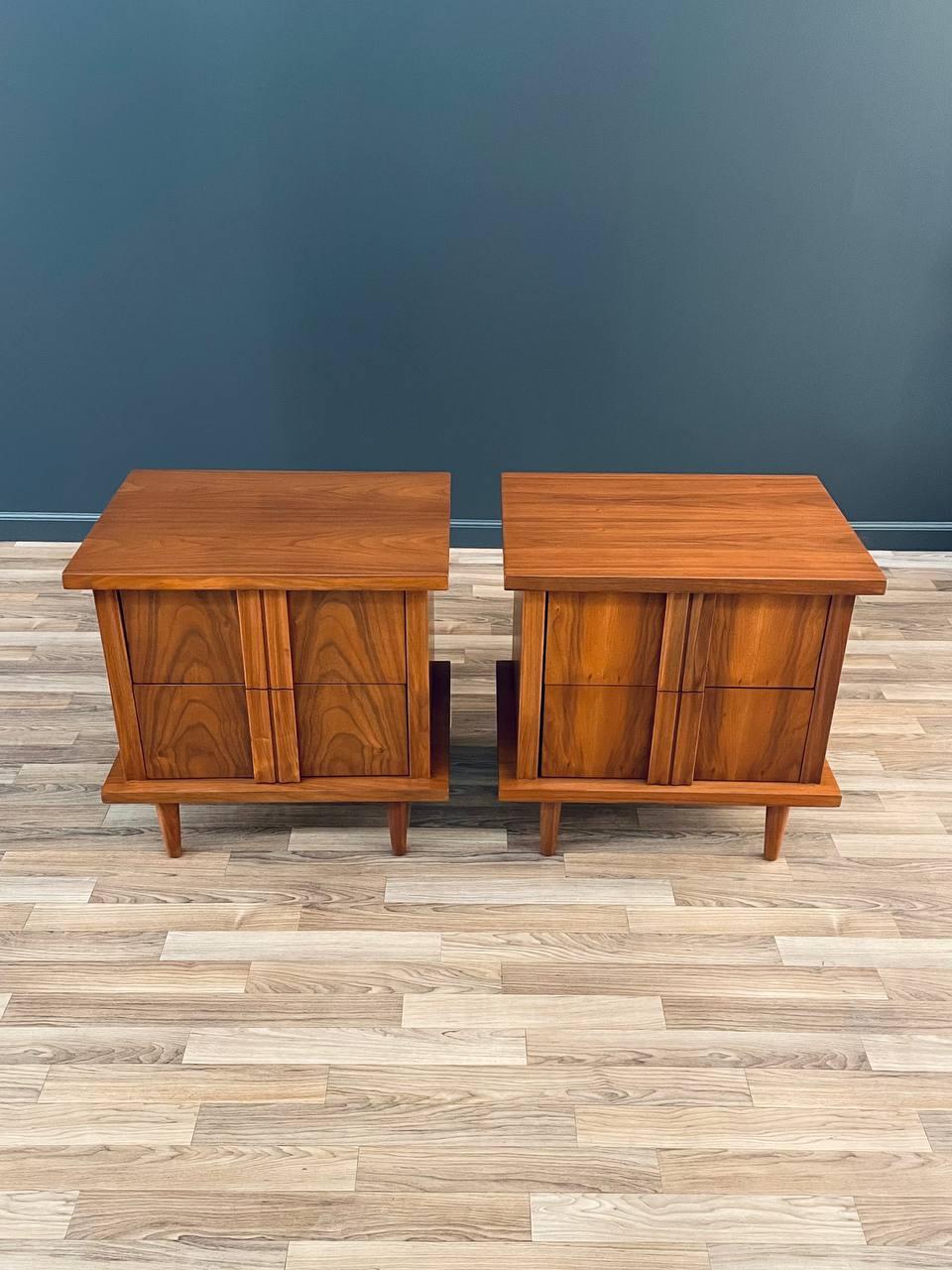 Mid-20th Century Newly Refinished - Pair of Mid-Century Modern Night Stands 