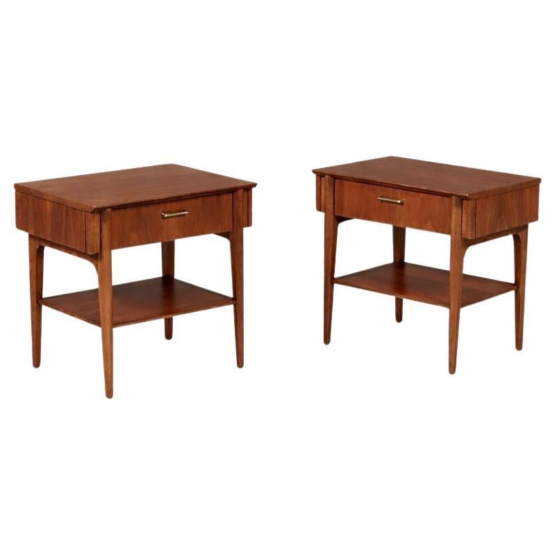 Newly Refinished - Pair of Mid-Century Modern Night Stands w/ Bookshelf en vente