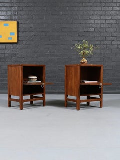 Neu restauriert – Paar Nachttische im Mid-Century-Modern-Stil mit ausklappbarem Bücherregal
