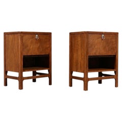 Neu restauriert – Paar Nachttische im Mid-Century-Modern-Stil mit ausklappbarem Bücherregal