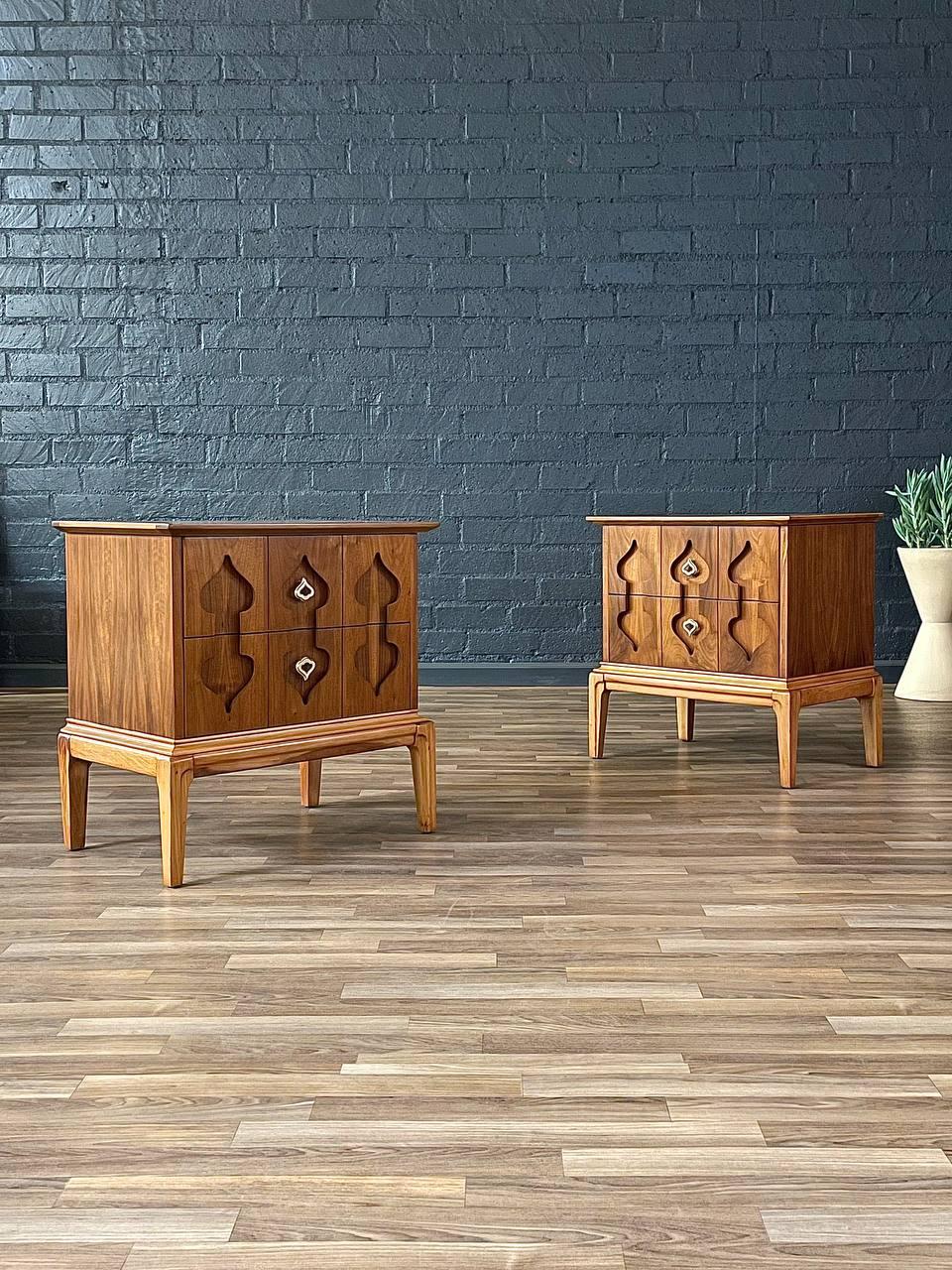 Condition: Expertly Refinished 

With over 15 years of experience, our workshop has followed a careful process of restoration, showcasing our passion and creativity for vintage designs that can seamlessly be incorporated with many interior decors.