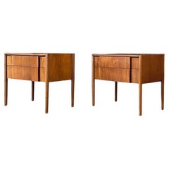 Nouvellement repeinte - Paire de tables de chevet Parallels Modernes du milieu du siècle dernier