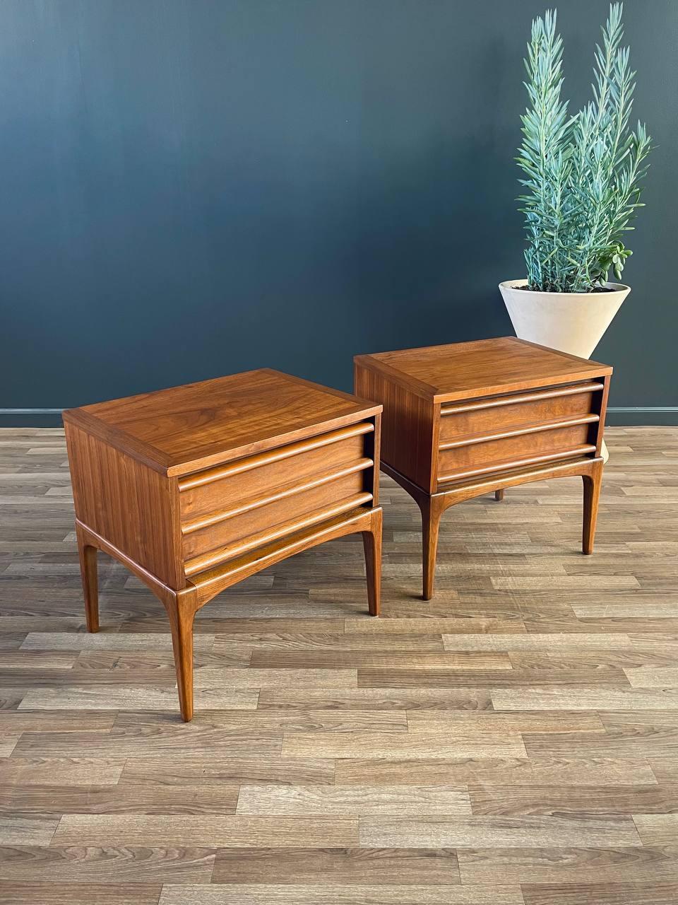 With over 15 years of experience, our workshop has followed a careful process of restoration, showcasing our passion and creativity for vintage designs that can seamlessly be incorporated with many interior decors. Enjoy! :)