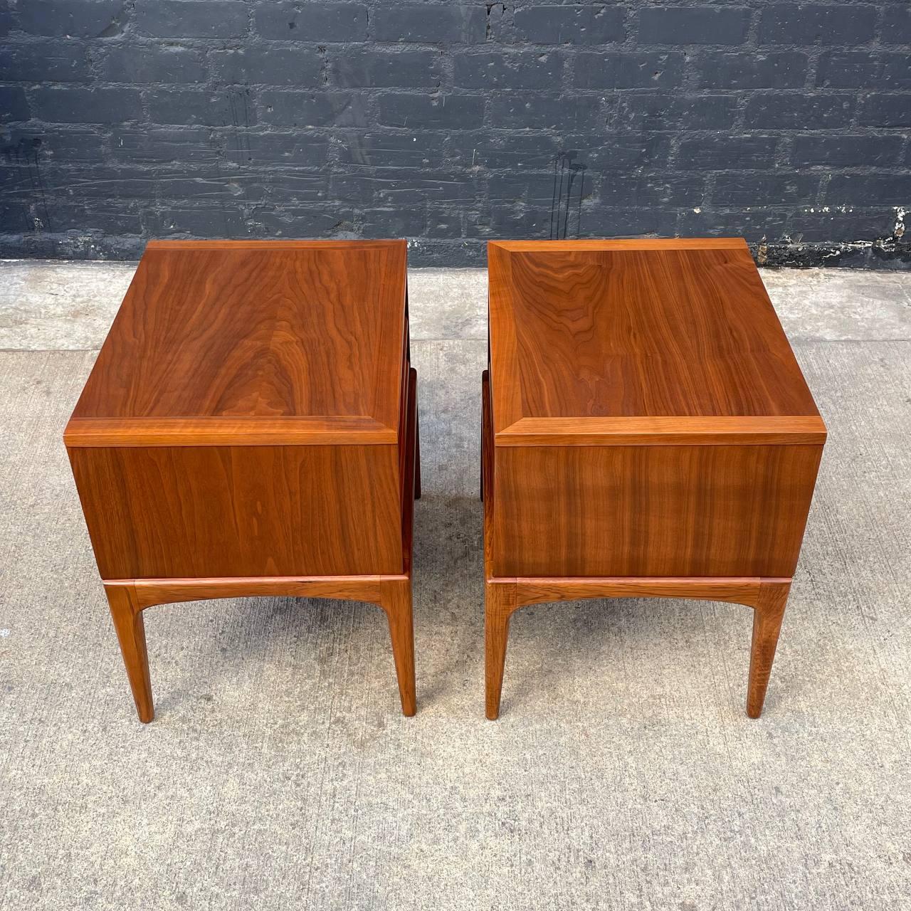 Newly Refinished Pair of Mid-Century Modern “Rhythm” Walnut Night Stands by Lane In Excellent Condition In Los Angeles, CA
