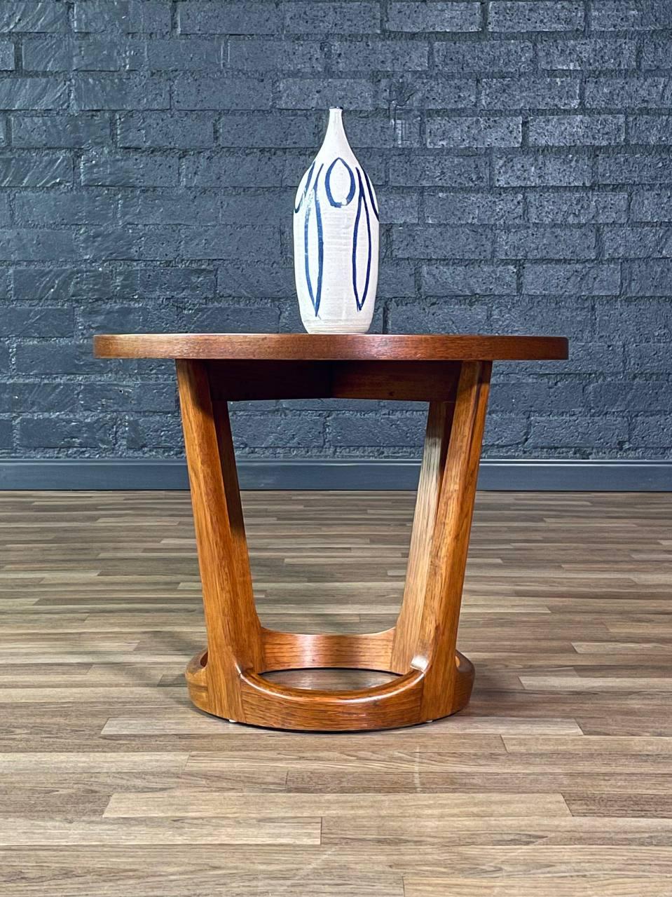 Newly Refinished - Pair of Mid-Century Modern “Rhythm” Walnut Side Tables For Sale 2