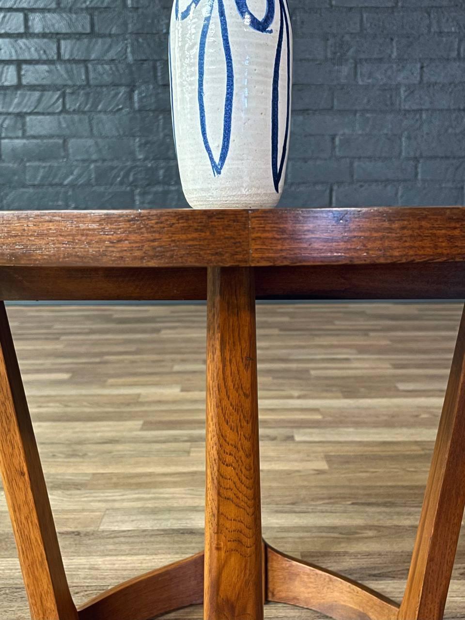 Newly Refinished - Pair of Mid-Century Modern “Rhythm” Walnut Side Tables For Sale 3