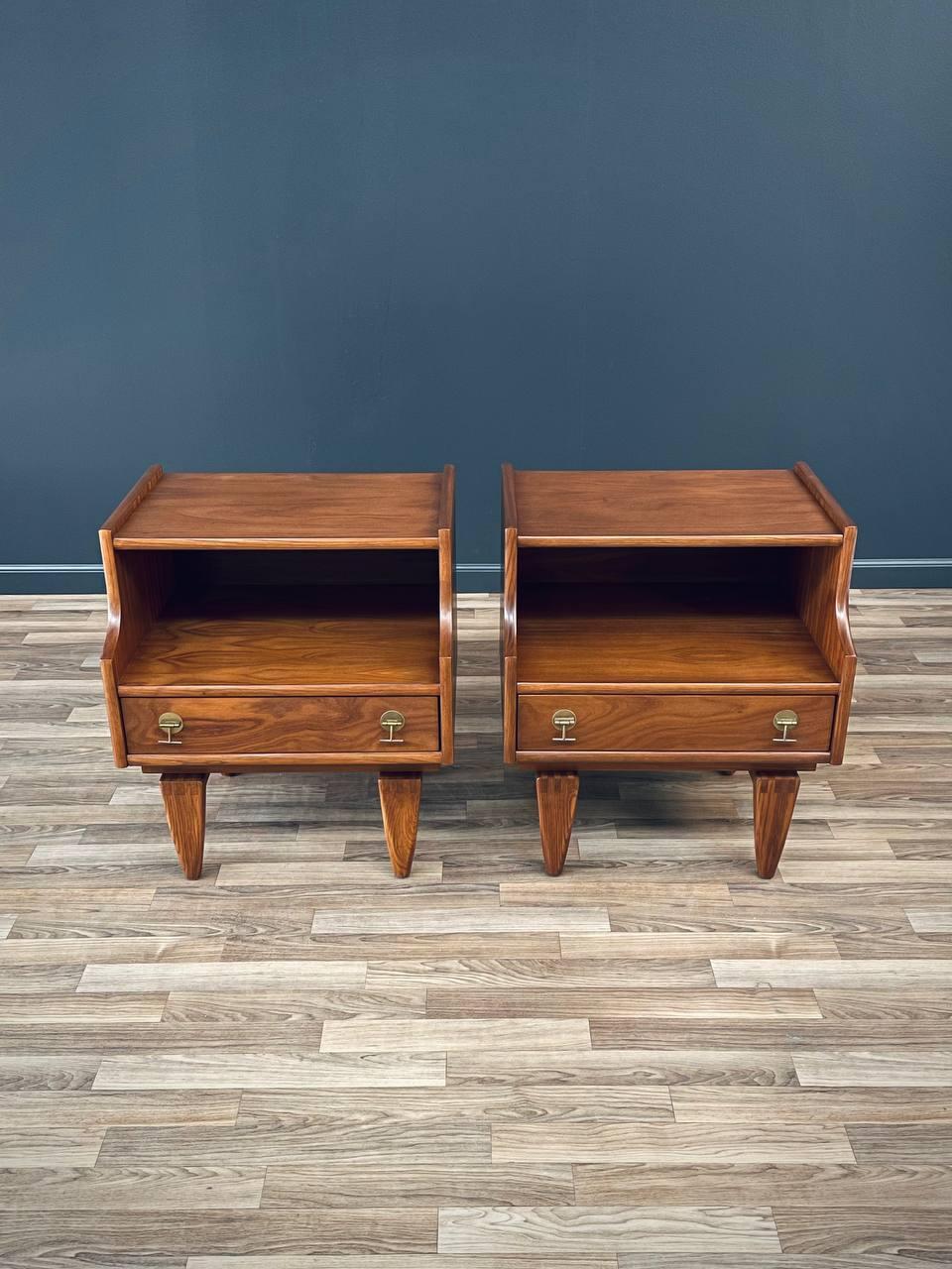 American Newly Refinished - Pair of Mid-Century Modern Sculpted Night Stands by Stanley For Sale