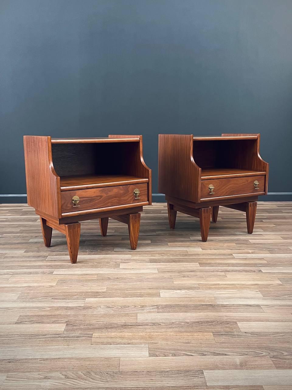 Newly Refinished - Pair of Mid-Century Modern Sculpted Night Stands by Stanley In Excellent Condition For Sale In Los Angeles, CA